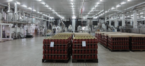 Tomatensaftpaletten der Franc Šoba GmbH – Weine & Feinkost
